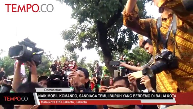 Naik Mobil Komando, Sandiaga Temui Buruh yang Demonstrasi di Balai Kota