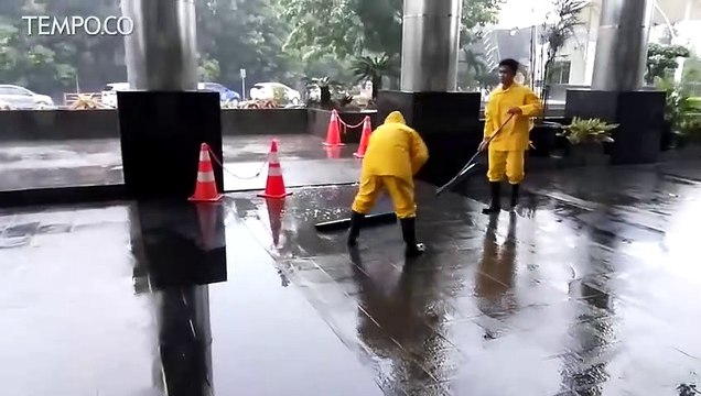 Diterjang Hujan Deras dan Angin Kencang, Atap Gedung KPK Jebol