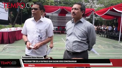 Puluhan Ton Gula Rafinasi dan Daging Beku Dimusnahkan