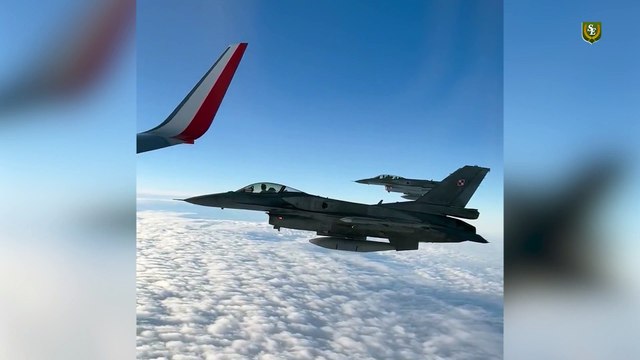 Avião da seleção polonesa é escoltado por caças da força aérea
