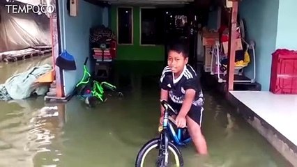 Bulan Purnama Akibatkan Banjir Rob di Muara Angke