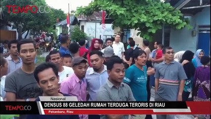 Descargar video: Densus 88 Geledah Rumah Terduga Teroris di Riau