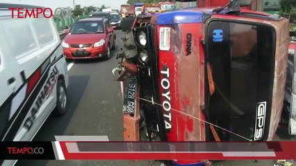Pecah Ban, Truk Pengangkut Karet Terguling di Tol
