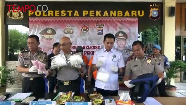 Kapolresta pekanbaru menunjukkan barang bukti sabu asal Malaysia
