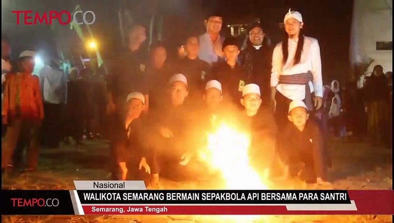 Walikota Semarang Bermain Sepakbola Api Bersama Para Santri