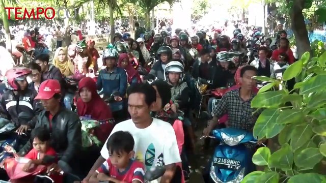 Libur Lebaran, Ribuan Wisatawan Padati Pantai Tanjung Pasir