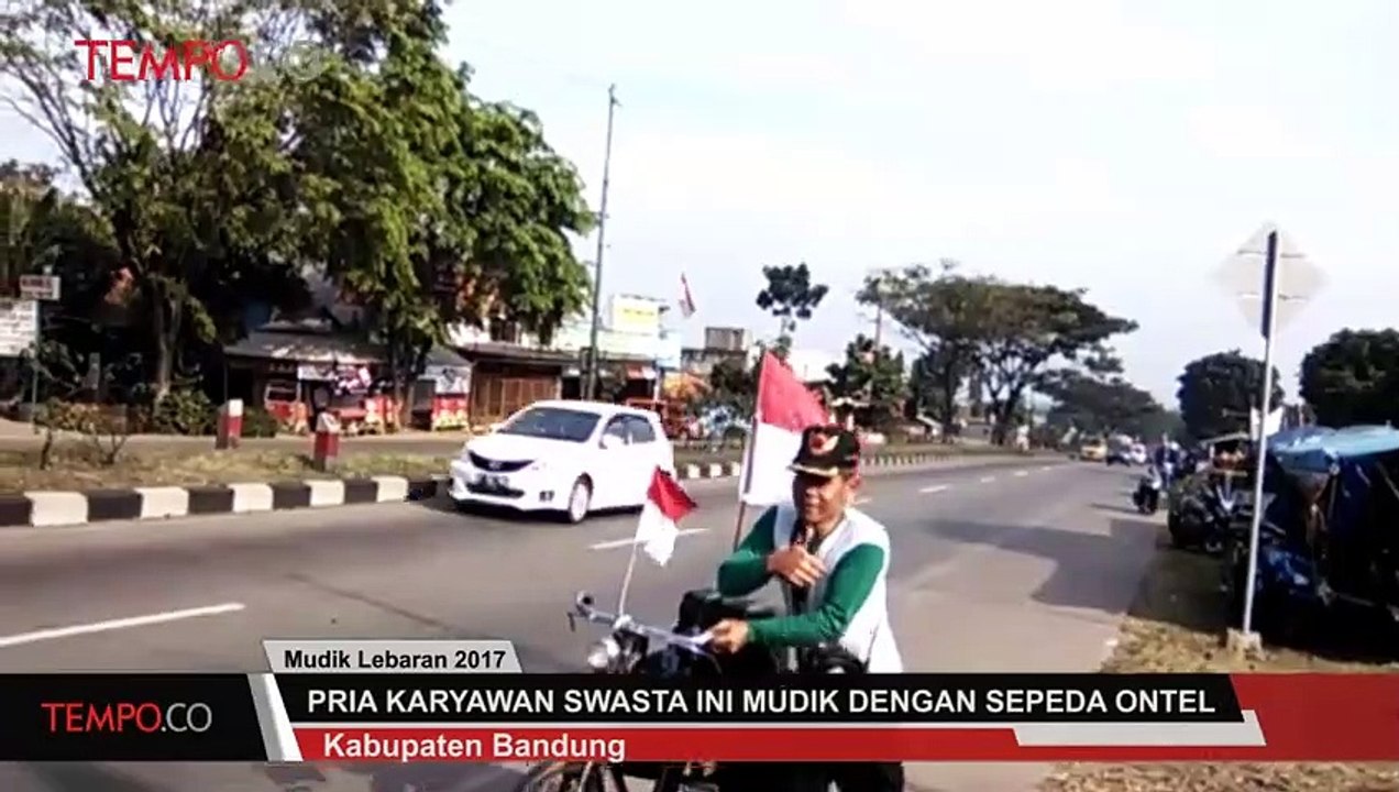 Pria Karyawan Swasta Ini Mudik dengan Sepeda Ontel