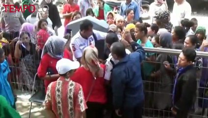 Jual Sembako Murah, Warga Rela Berdesakan Serbu Pasar Murah