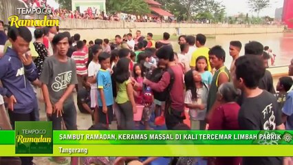 Sambut Ramadan, Keramas Massal di Kali Tercemar Limbah Pabrik