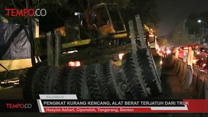 Pengikat Kurang Kencang, Alat Berat Terjatuh dari Truk