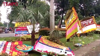 Karangan Bunga Dibakar Massa, Ratusan Orang Pawai Lilin