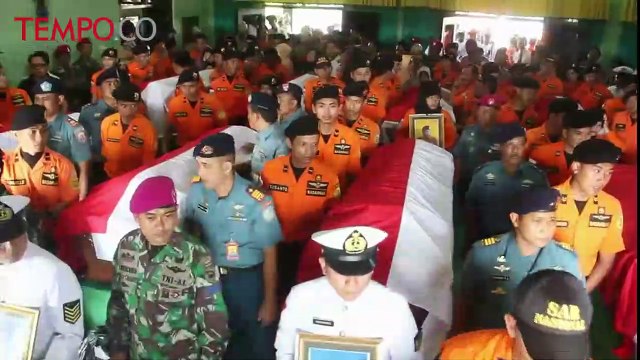 Suasana Duka Selimuti Pelepasan 8 Jenazah Korban Jatuhnya Helikopter Basarnas