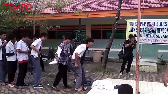 Siswa SMK Ini sumbangkan Baju Seragamnya Seusai Melaksanakan UNBK
