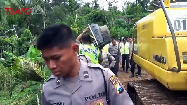 Tim SAR Evakuasi Harta Benda Korban Longsor Ponorogo