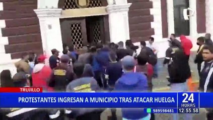 Trujillo: protestantes rompen seguridad e ingresan a palacio municipal para exigir pagos
