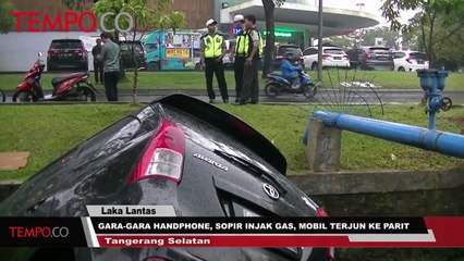Gara-Gara Handphone, Sopir Injak Gas, Mobil Terjun ke Parit