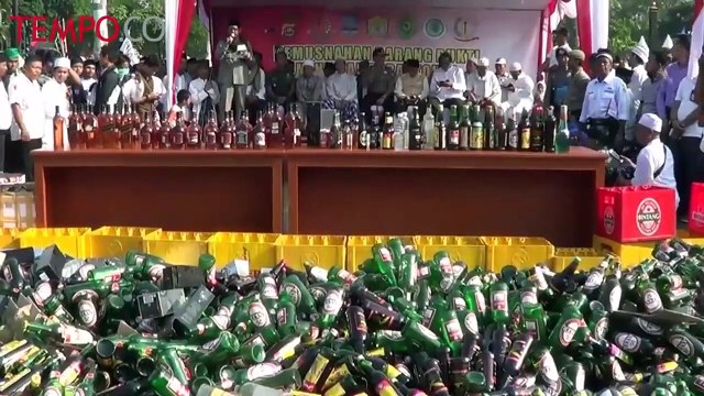 Jelang Puasa Polres Serang Kota Musnahkan Ribuan Botol Miras dan Sajam Dihadapan Santri