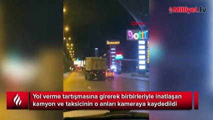 Ankara'da kamyon ile taksicinin inatlaşması trafikte tehlike yarattı