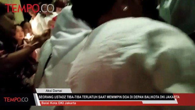 Seorang Ustadz Tiba-tiba Terjatuh Saat Memimpin Doa di Depan Balai Kota DKI Jakarta