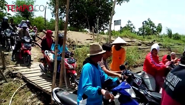 Perahu Masih Jadi Favorit Warga Brebes Menyeberang Sungai