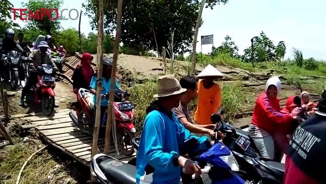 Meski sudah memiliki akses transportasi jalan yang relatif baik, namun jasa kapal penyeberangan sungai Pemali itu masih menjadi pilihan favorit warga.