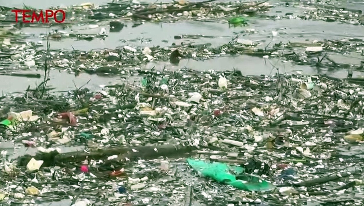 Usai Hujan Deras, Kali Cisadane Dipenuhi Lautan Sampah