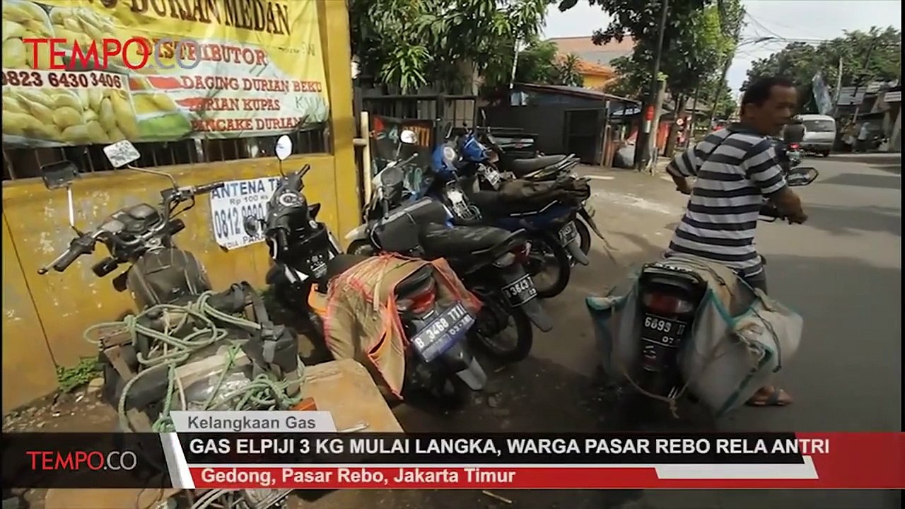 Gas Elpiji 3 Kg Mulai Langka, Warga Pasar Rebo Rela Antri