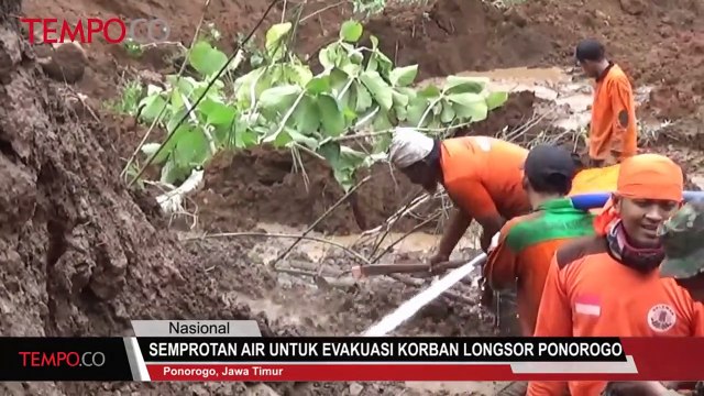 Semprotan Air Untuk Evakuasi Korban Longsor Ponorogo