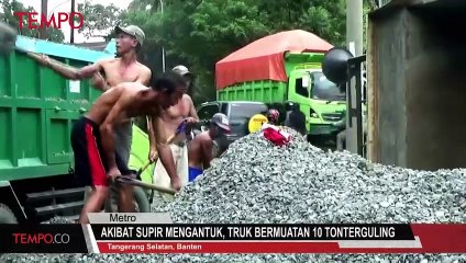 Akibat Supir Mengantuk, Truk Bermuatan 10 Ton Terguling