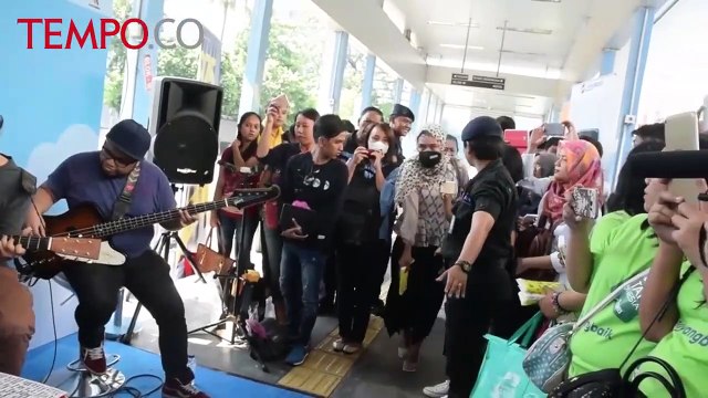 Begini Vokalis Giring Nidji Hibur Penumpang Transjakarta