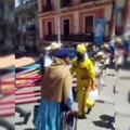 Al ritmo de la tamborita, abuelita baila en la plaza Pérez Velasco