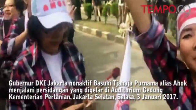 Massa Pendukung Ahok Berjoget di Luar Ruang Sidang