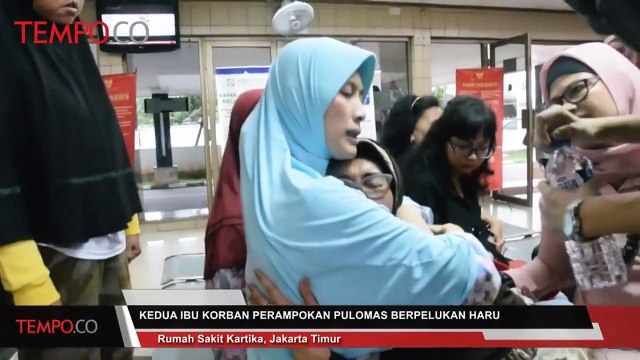 Ibu Kedua Korban Perampokan Pulomas Berpelukan Haru