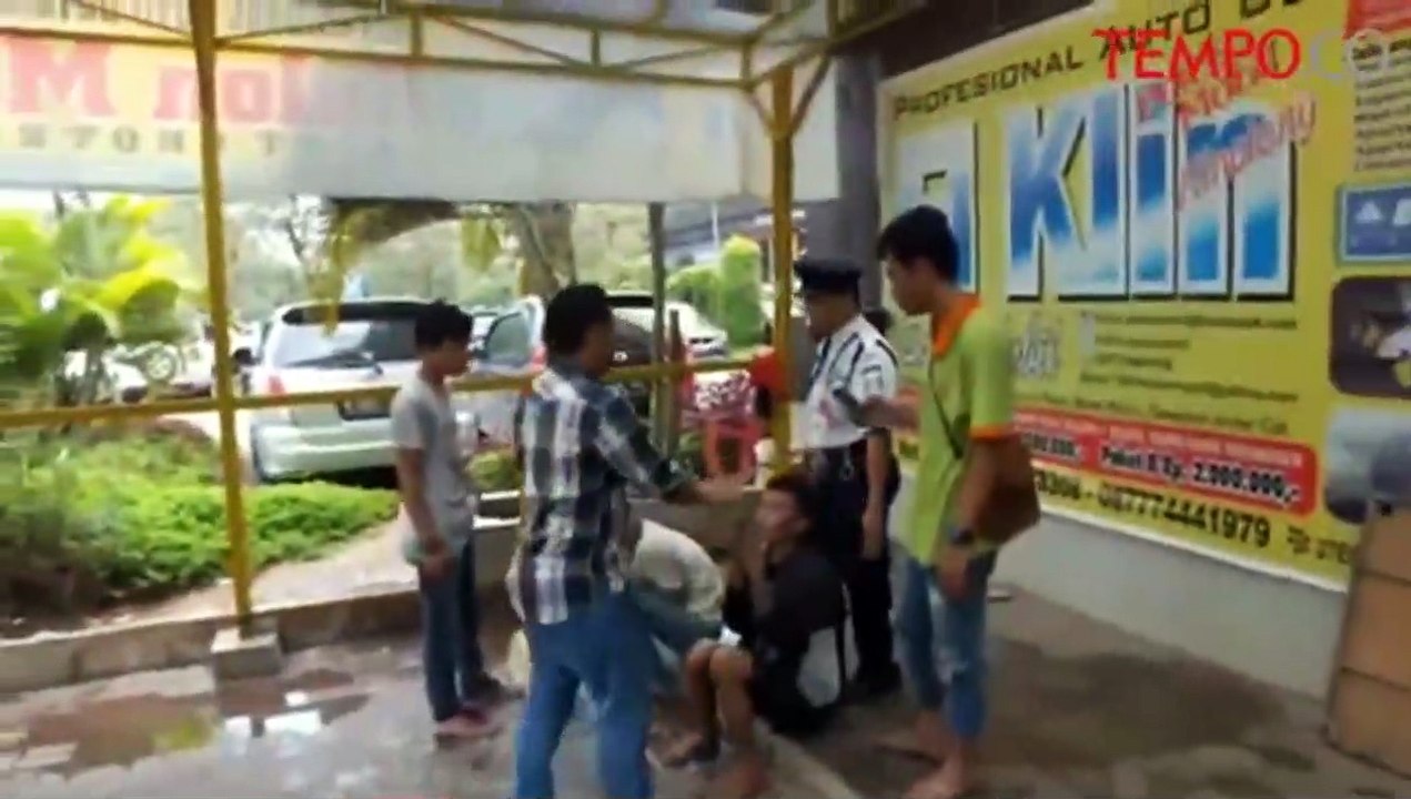 Kepergok Saat Coba Curi Motor, Pencuri Ini Babak Belur Dihakimi Warga