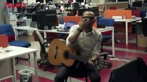 Menteri Hanif Dhakiri Ternyata Hobi Main Gitar dan Menyanyi