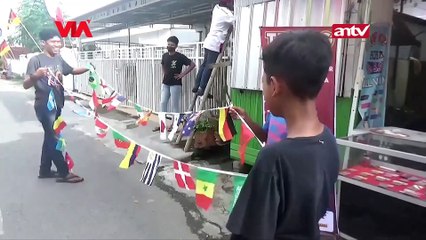 WARGA JALAN TITANG MAKASSAR HIAS KAMPUNG DENGAN BENDERA PESERTA PIALA DUNIA