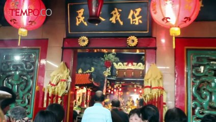 Ini Tradisi Naikkan Dewa di Klenteng Sio Hok Bio