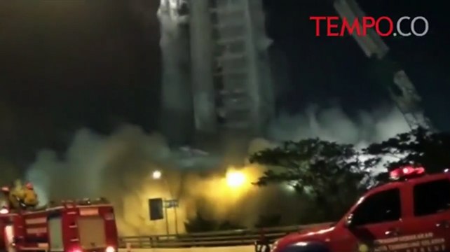 Begini Detik-Detik Robohnya Gedung Mangkrak Panin Bank