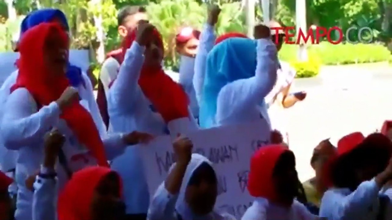 Ibu-Ibu Geruduk Balai Kota agar Risma Tetap di Surabaya