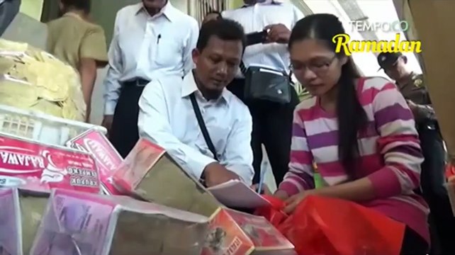 Petugas Sita Makanan Minuman Kadaluarsa di Madiun