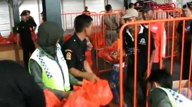 Jokowi Bagi-Bagi Sembako, Sebagian Warga Protes Tidak Dapat Kupon Sembako