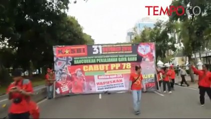 Ribuan Buruh Berunjuk Rasa Tolak Peraturan Pengupahan