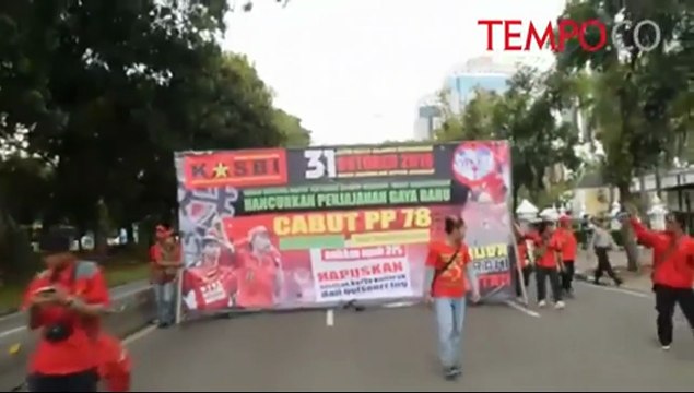 Ribuan Buruh Berunjuk Rasa Tolak Peraturan Pengupahan