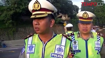 Download Video: Petugas Berhasil Evakuasi JPO Ambruk di Tol BSD