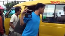 Truk Tangki Air Tabrak Mini Bus Dan Seorang Pengendara Motor Hingga Terluka