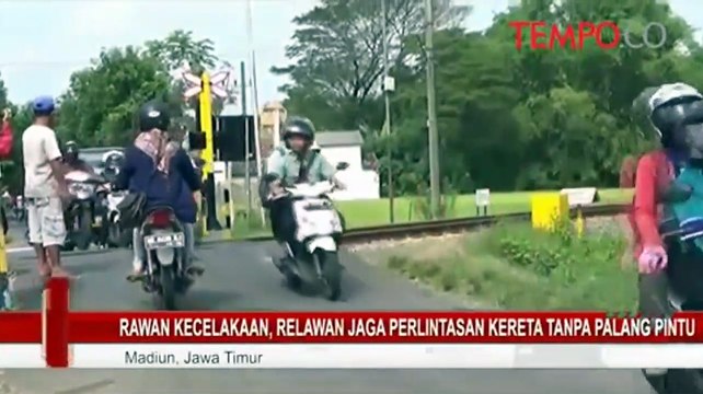 Rawan Kecelakaan, Relawan Jaga Perlintasan Kereta Tanpa Palang Pintu