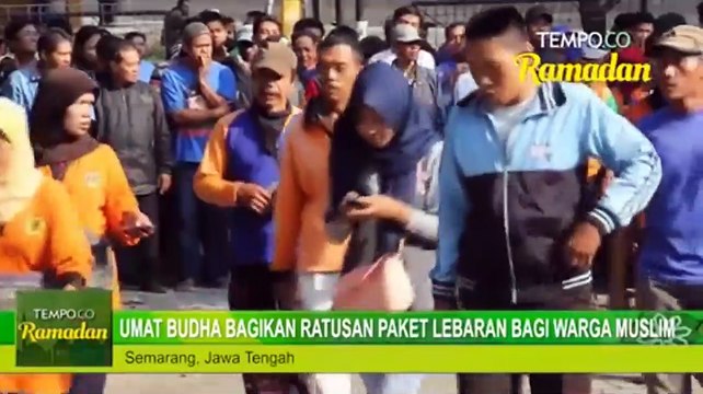 Umat Buddha Bagikan Ratusan Paket Lebaran bagi Warga Muslim