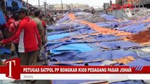 Petugas Satpol PP Bongkar Kios Pedagang Pasar Johar