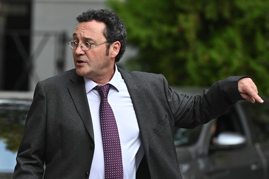 El fiscal general garantiza protección a las víctimas al revisar las condenas