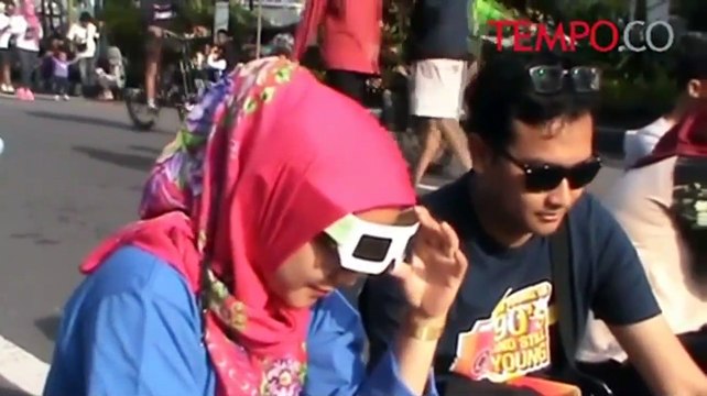 Warga Yogya Antusias Lihat Gerhana Matahari di Tugu Pal Putih